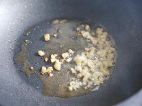 热锅热油加大蒜爆香。