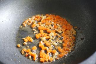 加入胡萝卜。