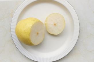 雪梨洗净，在三分之一处切开。