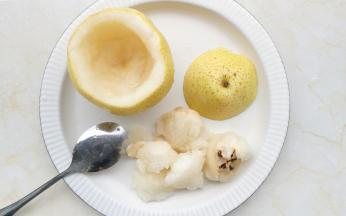 去核掏空，成一个梨盅。