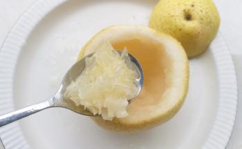 放入提前泡好的银耳，