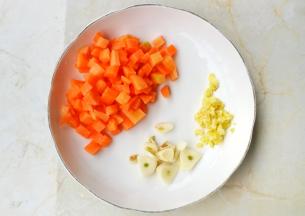 豌豆剥粒，胡萝卜切粒，大蒜切片，姜切末。