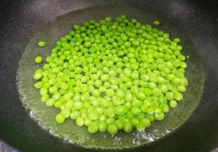 豌豆盐开水中烫1分钟捞出过凉。