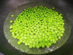 豌豆盐开水中烫1分钟捞出过凉。