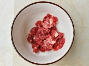 牛肉切丁放入小碗中。