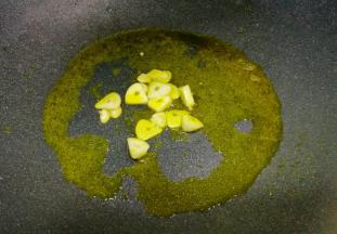 热锅热油，爆香大蒜。