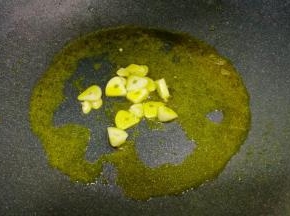 热锅热油，爆香大蒜。