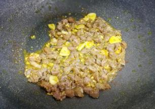 将牛肉粒中加一勺油拌匀翻炒至牛肉粒变色盛起备用。