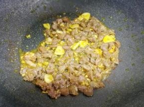 将牛肉粒中加一勺油拌匀翻炒至牛肉粒变色盛起备用。