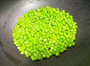 用余油加入豌豆翻炒均匀。