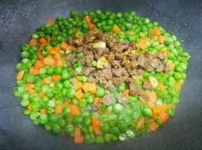 加牛肉炒匀。