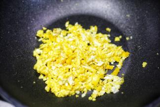 鸡蛋煎熟锅铲剁碎备用。