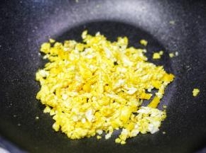 鸡蛋煎熟锅铲剁碎备用。