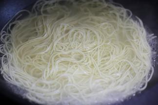 面条煮熟。