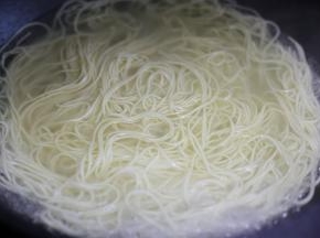 面条煮熟。