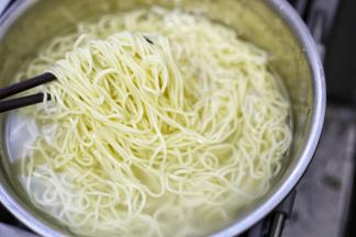 捞出泡凉开水中。