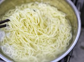 捞出泡凉开水中。