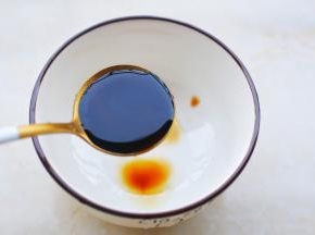碗中加入2勺生抽。
