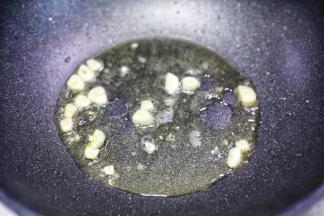 爆香大蒜。