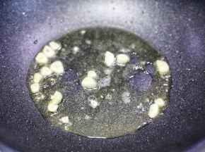 爆香大蒜。