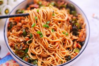 和面条拌匀即可。