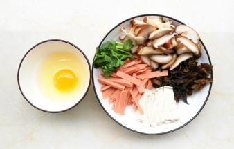 豆腐，木耳，火腿切条，香菇切片，香菜切碎。