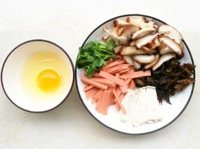 豆腐，木耳，火腿切条，香菇切片，香菜切碎。