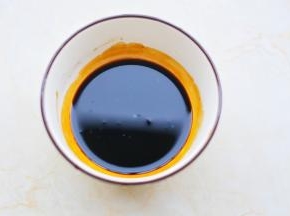调汤底：一勺胡椒粉+一勺生抽+一勺醋+半勺老抽+一勺盐拌匀。