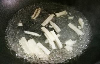 锅中烧开水，加入豆腐煮一分钟。