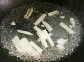 锅中烧开水，加入豆腐煮一分钟。