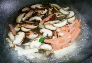 加入香菇木耳火腿煮开。