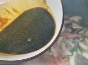 倒入汤底煮开。