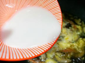 淋入水淀粉煮至浓稠。