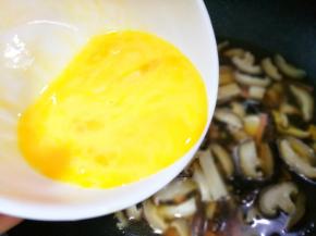 慢慢加入蛋液煮沸关火。