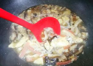 撒上香菜出锅。