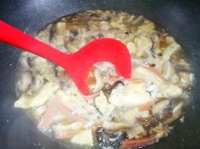 撒上香菜出锅。