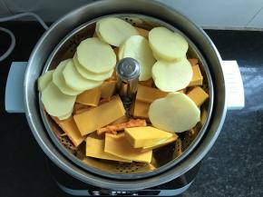 土豆，南瓜削皮切片放上蒸篮蒸熟