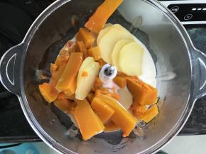 蒸熟后倒入搅拌机，加入牛奶