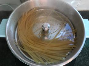 水煮开后放入盐和油，再放意面煮10分钟