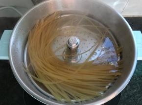 水煮开后放入盐和油，再放意面煮10分钟