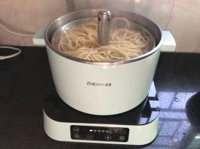 升降火锅按“升降”键升起蒸篮