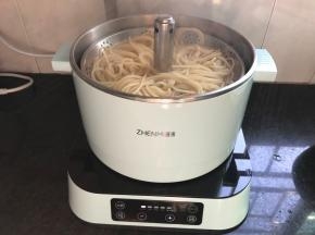 升降火锅按“升降”键升起蒸篮