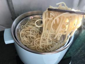 用筷子夹出面条