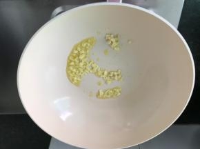 锅中烧油放入蒜头翻炒