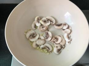倒入白蘑菇继续翻炒