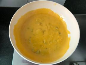 再倒入南瓜土豆泥煮2分钟