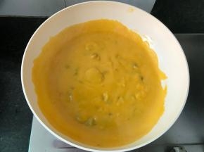 再倒入南瓜土豆泥煮2分钟