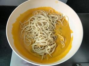 倒入意面