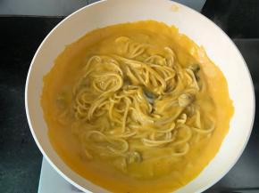 撒入适量的盐和黑胡椒粒翻拌均匀