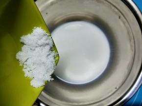 将绵白糖倒入牛奶中